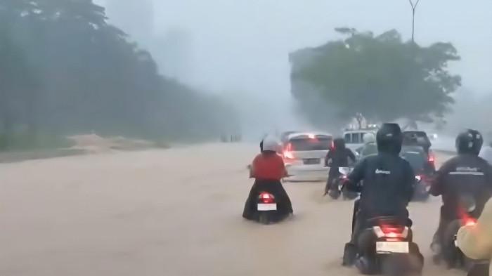 BANJIR DI BATAM - Banjir yang terjadi di jalan Ahmad Yani depan Villa Panbil, Kelurahan Muka Kuning, Kecamatan Sei Beduk, Kota Batam, Provinsi Kepri yang sempat viral di medsos, Selasa (9/11/2026).Deputi Bidang Infrastruktur BP Batam, Mouris Limanto membantah jika ada banjir di Batam. Ia menegaskan fenomena yang terjadi ialah genangan karena kurangnya lubang pembuangan air dari jalan ke drainase.