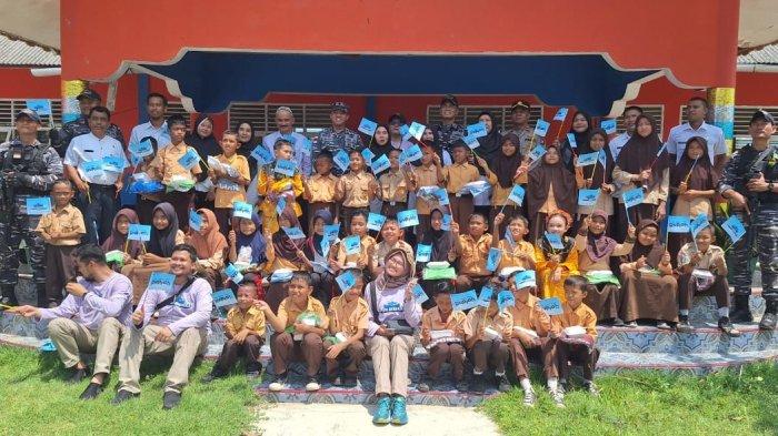 Tim ERB BI Naik Pompong ke Pulau Midai Sosialisasi CBP Rupiah, Tukar Uang Warga Tak Layak Pakai