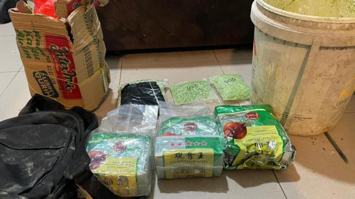Barang bukti 1.800 butir pil diduga ekstasi 1.067,61 gram dan sabu  2.872,45 gram
