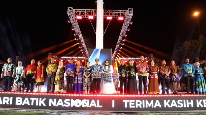 BATIK BATAM - Wali kota Batam sekaligus Kepala BP Batam Amsakar Achmad bersama pejabat FKPD Kota Batam foto bersama mengandeng pasangan masing-masing pada malam puncak Batam Batik Fashion Week (BBFW) 2025 di Dataran Engku Putri Batam Centre, Sabtu (4/9/2025) malam.