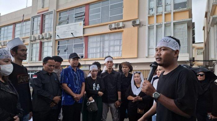 Dua Komisioner Bawaslu Batam Temui Massa Aksi di Tengah Hujan, Dengarkan Aspirasi