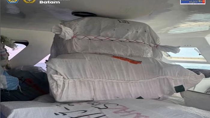 Bea Cukai Batam Tindak Speedboat JJ Indah 2, Bawa Paket Tak Wajar Tujuan Tanjunguban, Bintan