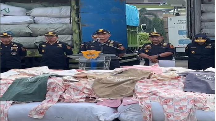 BEA CUKAI - Tangkap layar akun Instagram @beacukairi saat konferensi pers penindakan produk garmen dan mesin rokok ilegal di Jakarta, Kamis (11/12/2025). Kantor Pengawasan dan Pelayanan Bea Cukai Tipe Madya Pabean (KPPBC TMP) B Tanjungpinang buka suara terkait tiga kontainer yang dibawa KM Indah Costa dari Pelabuhan Kijang, Kabupaten Bintan, Provinsi Kepulauan Riau itu.