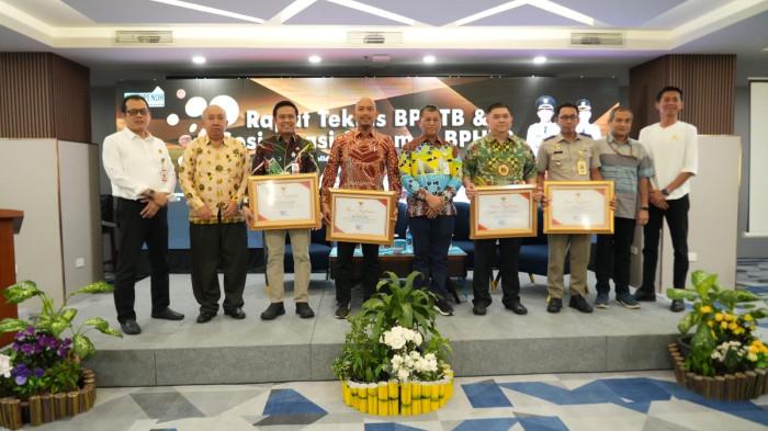 Kota Batam menunjukkan penguatan struktur fiskal sepanjang Tahun 2025 melalui optimalisasi sektor pajak daerah. Realisasi Pajak Daerah tercatat mencapai Rp. 1.883.232.465.615,80, atau sekitar 83 persen dari total Pendapatan Asli Daerah (PAD) sebesar Rp. 2.253.055.099.095,44.