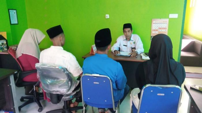 BIMBINGAN PERKAWINAN - Bimbingan perkawinan di KUA Kecamatan Lingga pada Maret 2026. Angka peristiwa pernikahan di Kabupaten Lingga, Provinsi Kepulauan Riau, mengalami peningkatan signifikan usai perayaan Idulfitri 1447 Hijriah.