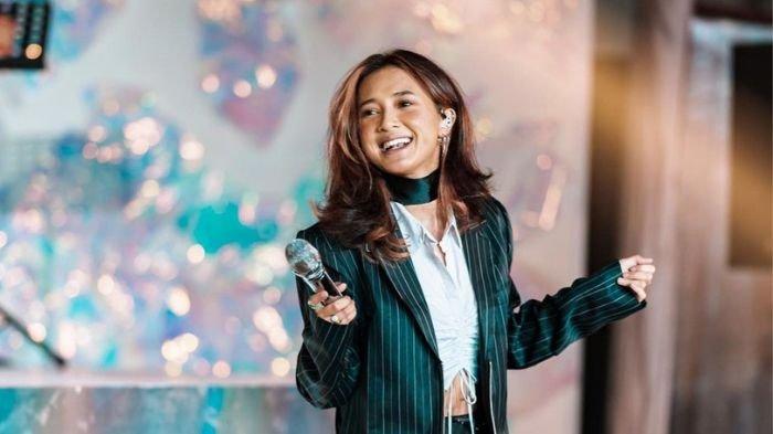 Biodata Rahmania Astrini, Penyanyi Pembuka Konser Coldplay di Jakarta