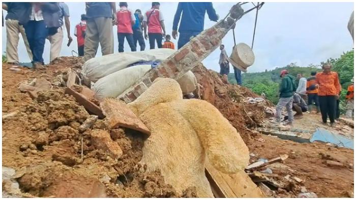 Boneka yang nyaris terpendam longsoran, di Desa Cibeunying, Cilacap.