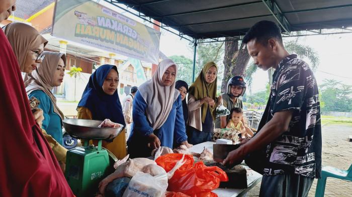 Leni Datang Lebih Pagi ke Gerakan Pangan Murah di Bintan Timur Demi Dapat Daging Ayam Murah