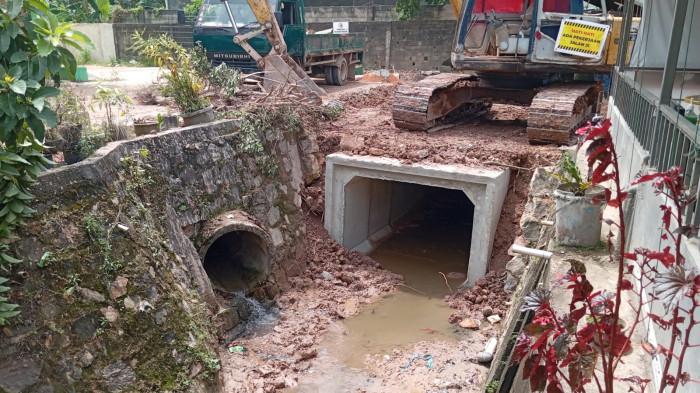 BOX CULVERT - Kondisi ujung box culvert yang mengarah ke tembok batu miring di Komplek Batu Batam,  Kelurahan Baloi Indah, Lubuk Baja, Batam, Jumat (14/11/2025). Warga sesalkan pembangunan box culvert ini yang terkesan asal jadi