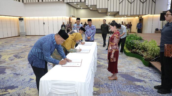 PELANTIKAN PEJABAT BP BATAM - Wakil Kepala BP Batam Li Claudia Chandra menyaksikan penandatanganan dokumen para pejabat eselon II BP Batam yang dilantik di Balairungsari BP Batam, Rabu (20/5/2026).