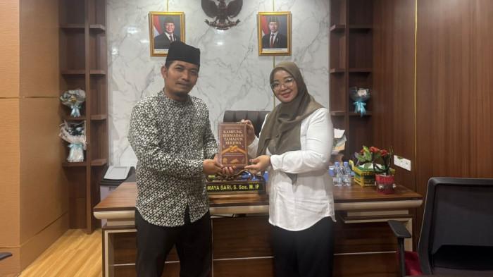 Serahkan buku ke Ketua DPRD Lingga, Maya Sari. Putra daerah Kabupaten Lingga, Provinsi Kepulauan Riau, H. Abdullah resmi menerbitkan buku karya perdananya berjudul Kampung Bermadah, Tamadun Berjiwa.