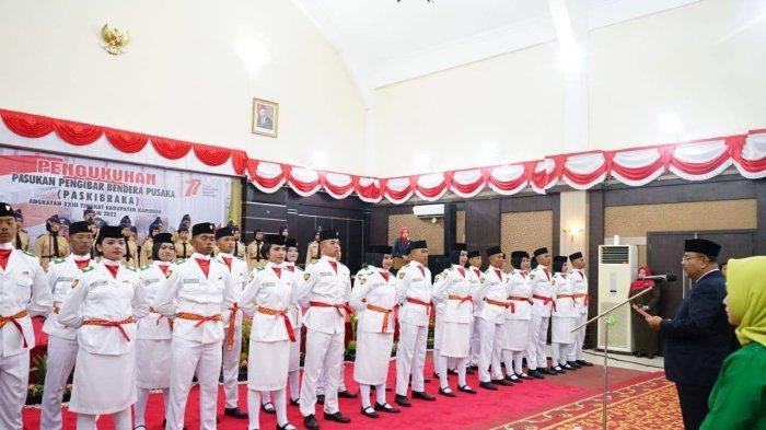 Bupati Karimun Aunur Rafiq Kukuhkan 30 Anggota Paskibra Tingkat Kabupaten