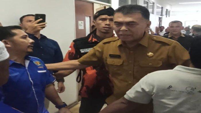 Bupati Natuna Ulang Tahun, Wan Siswandi Kena Prank Kelompok Massa Ricuh di Kantor
