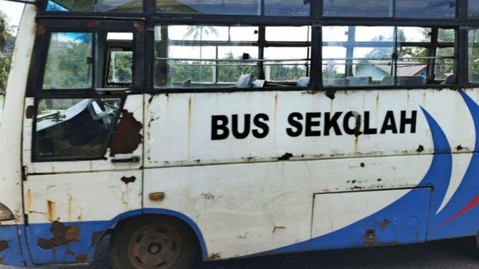 Bus Tua Masih Dipakai Antar Jemput Pelajar SMPN 1 Singkep Barat di Lingga - Bus-sekolah-SMPN-1-Singkep-Barat-Lingga.jpg