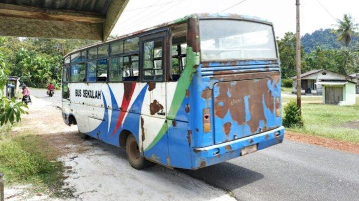 Bus Tua Masih Dipakai Antar Jemput Pelajar SMPN 1 Singkep Barat di Lingga - Bus-sekolah-SMPN-1-Singkep-Barat.jpg