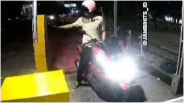 CCTV Bripda Waldi masuk parkiran RSUD H Hanafie Muara Bungo