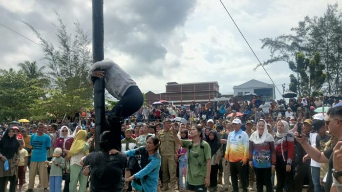 HUT NATUNA - Bupati Natuna, Cen Sui Lan saat hadir langusng di lokasi perlombaan panjat pinang hari jadi ke-26 Kabupaten Natuna, Minggu (12/10/2025).