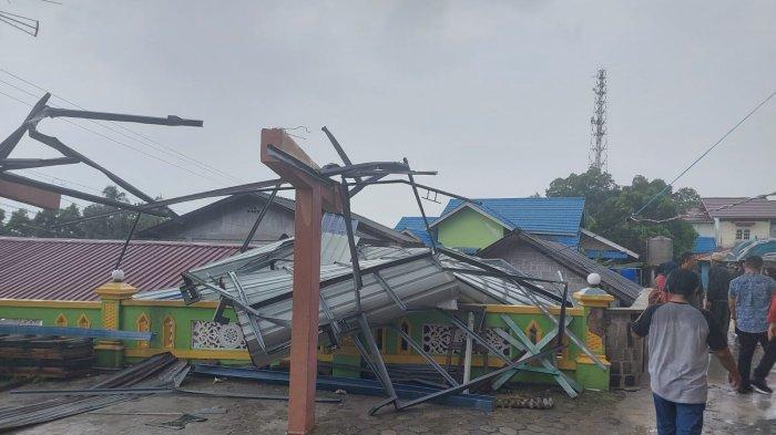 Kubah Masjid Roboh Dampak Cuaca Ekstrem di Karimun, Lurah Ungkap Kronologisnya