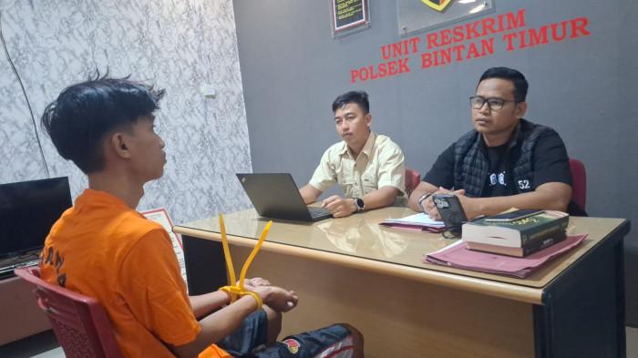 CURANMOR DI BINTAN - Hw (23), tersangka pencurian motor di Bintan menjalani pemeriksaan di Mapolsek Bintan Timur oleh penyidik, Minggu (23/11/2025). Kanit Reskrim Polsek Bintan Timur Ipda Daeng Salamun. Hw beraksi bersama seorang remaja di Bintan berinisial Mf (17).