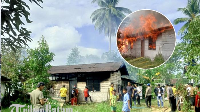 KEBAKARAN DI NATUNA - Rumah yang difungsikan sebagai indekos di kawasan Padang Kurak, RT 01 RW 02, Kelurahan Bandarsyah, Kecamatan Bunguran Timur, Kabupaten Natuna, Provinsi Kepulauan Riau (Kepri) yang terbakar, Jumat (22/5/2026).