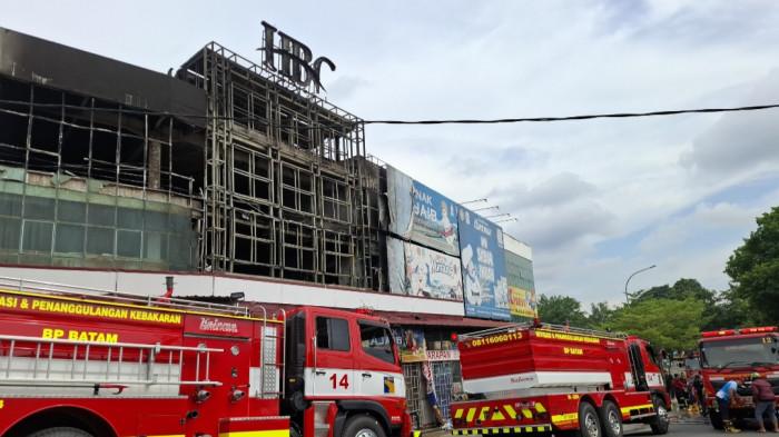 KEBAKARAN DI BATAM - Potret mobil damkar saat proses pemadaman api di ruko kawasan HBC Batam di Sekupang yang terbakar, Senin (17/11/2025)