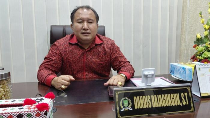 DPRD BATAM - Ketua Komisi IV DPRD Batam, Dandis Rajagukguk saat ditemui di ruang kerjanya. Pihaknya segera menjadwalkan rapat dengar pendapat (RDP) terkait polemik di PT Pegaunihan Technology Indonesia yang dialami dua pekerja di sana. Foto diambil Selasa (4/2/2026).