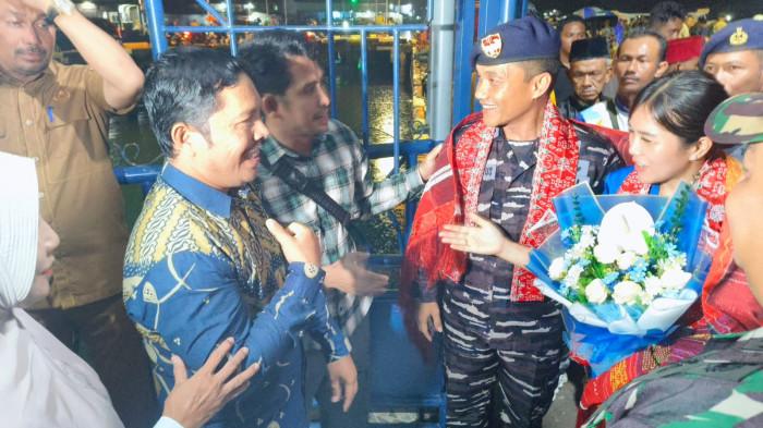 Danlanal Tarempa Letkol Romi Sitorus Disambut Adat Melayu dan Ulos Batak Setiba di Anambas