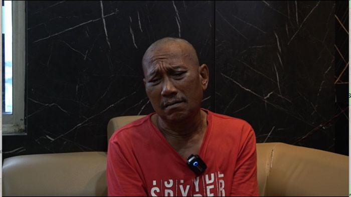 PERAMPOKAN DI BATAM - Tangkap layar wawancara eksklusif TribunBatam.id dengan Dedi Effendy, pelaku perampokan di Batam yang menimpa Etty Suhanti (75) di Mapolsek Lubuk Baja, Sabtu (14/2/2026). Ia blak-blakan mengenai aksinya itu hingga tega menganiaya dan merampas gelang emas seberat 60 gram yang dikenakan korban.