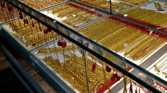 EMAS PERHIASAN - Deretan emas perhiasan mulai dari gelang, kalung, dan cincin dengan kadar emas bervariasi di Toko Mas Banda Baru Batam, baru-baru ini.