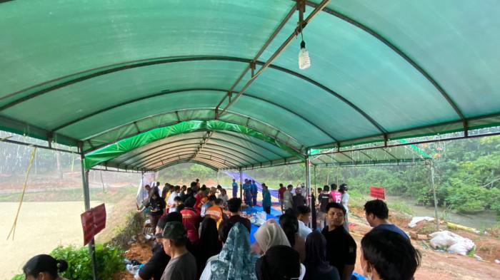 IDUL ADHA DI BATAM - Masyarakat Batam antre saat pembagian kurban Polda Kepri di Kecamatan Nongsa, Rabu (27/5/2026). Mereka rela antre meski kondisi hujan demi mendapat daging kurban.