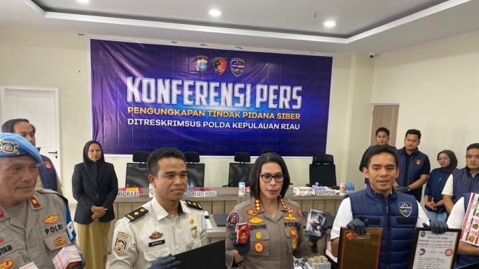 JUDI ONLINE INTERNASIONAL DI BATAM - Direktur Reserse Kriminal Khusus (Dirreskrimsus) Polda Kepri, Kombes Pol Silvester Mangombo Marusaha Simamora, S.I.K., M.H;  Kabid Humas Polda Kepri, Kombes Pol. Dr. Nona Pricillia Ohei, S.I.K., S.H., M.H dan perwakilan Imigrasi saat memperlihatkan barang bukti elektronik yang diamankan dalam kasus judi online Internasional, Selasa (12/5/2026).