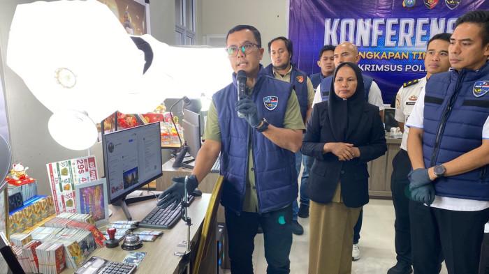 Dirkrimsus Silvester dan penyidik memperlihatkan barang bukti yang diamankan dari lokasi penggrebekan