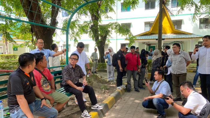 BPJS KETENAGAKERJAAN - Dirut BPJS, Syaiful dan direktur keuangan BPJS berbincang dengan penghuni Rusun untuk mengetahui keluhan dan masukan 
