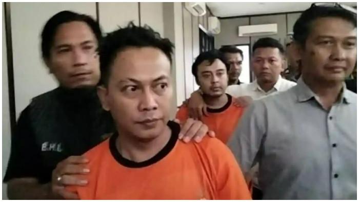 MAYAT DI TOL JAGORAWI - Dua pelaku pembunuh driver taksi online yang jasadnya ditemukan di Jalan Tol Jagorawi, Desa Leuwinutug, Kecamatan Citeureup, Kabupaten Bogor diamankan polisi, Kamis (13/11/2025).