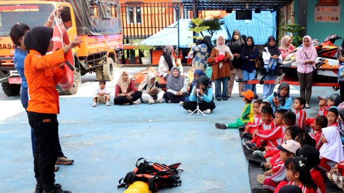 EDUKASI KESELAMATAN - Momen anak-anak TK Negeri Bunguran Tengah, antusias mengikuti kegiatan edukasi keselamatan berbalut SAR Goes to School di KPP Natuna, Kamis (25/9/2025).