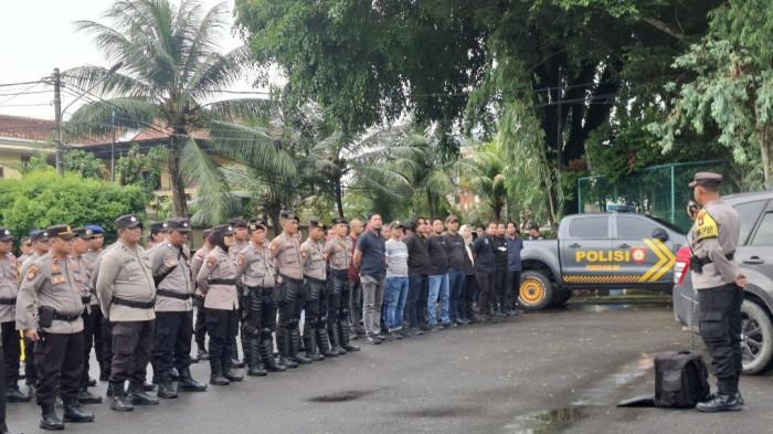 EKSEKUSI RUMAH DI BATAM - Pengamanan eksekusi rumah di Perumahan Rosedale, Kelurahan Teluk Tering, Kecamatan Batam Kota, Kota Batam, Provinsi Kepulauan Riau (Kepri), Kamis (20/11/2025). Sedikitnya 100 personel Polri disiagakan untuk mengamankan jalannya eksekusi di Batam itu.