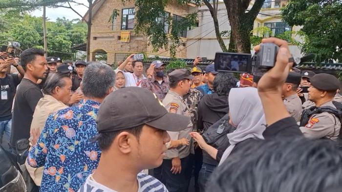 Breaking News, Eksekusi Rumah di Rosedale Batam Memanas, Pihak Tergugat Hadang Petugas PN
