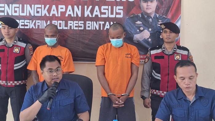 KASUS PEMBUNUHAN DI BINTAN - Charli (26), Syarul (23), dua pelaku pembunuhan terhadap Amizan Bin Bujang saat ekspos di Mapolres Bintan, Kamis (13/11/2025). Terungkap kronologis hingga jasad Amizan ditemukan di salah satu rumah kosong eks PT Antam, Jumat (7/11/2025) pagi. Satu pelaku masih berstatus DPO.