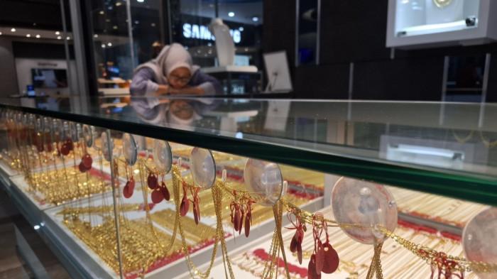 EMAS - Potret kalung dan gelang emas salah satu toko emas di Batam