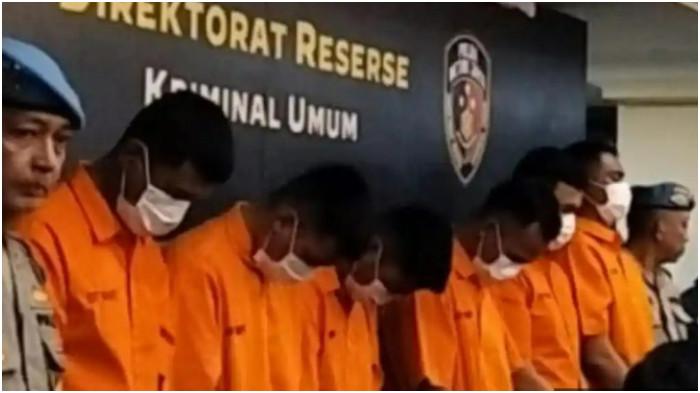 PELAKU PENGEROYOKAN MATEL - Enam anggota Polri dari Satuan Pelayanan Markas Mabes Polri diduga mengeroyok dua mata elang atau debt collector hingga tewas saat dihadirkan dalam jumpa pers di Mapolda Metro Jaya, Jumat (12/12/2025) malam. Peristiwa pengeroyokan matel itu terjadi di seberang Taman Makam Pahlawan (TMP) Kalibata, Pancoran, Jakarta Selatan, Kamis (11/12/2025) sore.