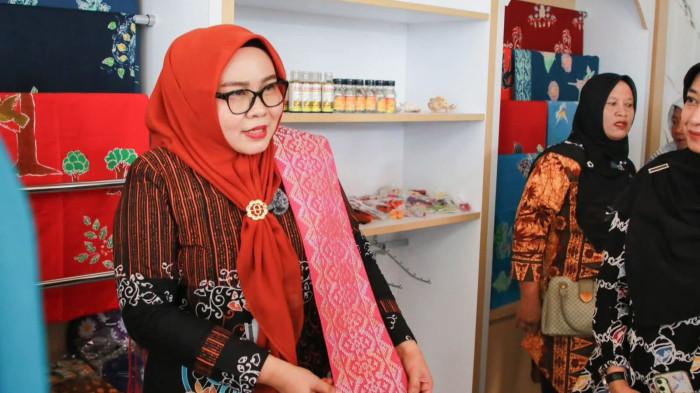BATIK BATAM - Ketua Dekranasda Kota Batam sekaligus Ketua TP PKK Kota Batam, Erlita Amsakar, saat mencoba salah satu mode batik khas Batam waktu mengunjungi rumah batik di Batam beberapa waktu lalu.