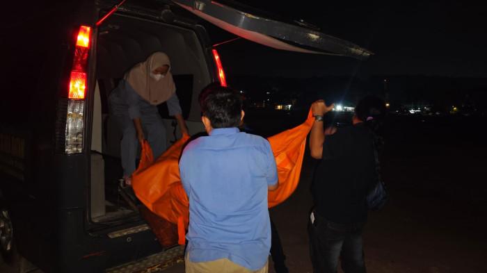 EVAKUASI JENAZAH - Evakuasi jenazah pria di Batam, AP yang ditemukan tak bernyawa di bekas galian proyek kawasan Imperium, Rabu (23/4/2026)