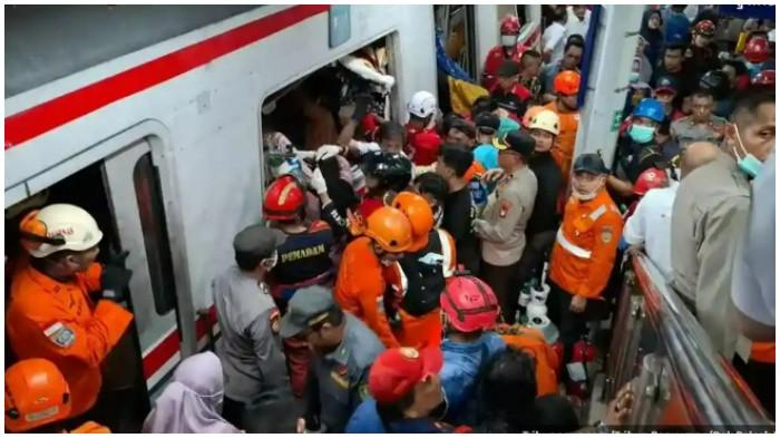KECELAKAAN KERETA - Proses evakuasi kecelakaan kereta di Stasiun Bekasi, penumpang KRL terjepit akibat ditabrak KA Anggrek Bromo, Senin (27/4/2026).