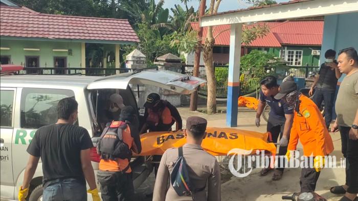 EVAKUASI MAYAT DI LINGGA - Mayat tak dikenali saat dievakuasi dari mobil ambulans RSUD Dabo Singkep yang ditemukan mengapung di perairan Pulau Lalang, Kecamatan Singkep Selatan, Kabupaten Lingga, Provinsi Kepri, Minggu (9/11/2025).