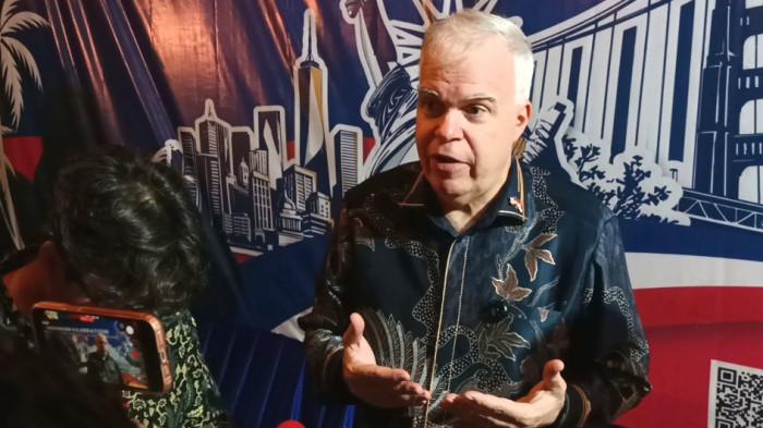 DUBES AS KUNJUNGI NATUNA - Kuasa Usaha ad Interim Kedutaan Besar Amerika Serikat untuk Indonesia, Peter M. Haymond saat diwawancarai, usia agenda jamuan makan malam di Natuna Dive Resort, Senin (9/2/2026) malam.