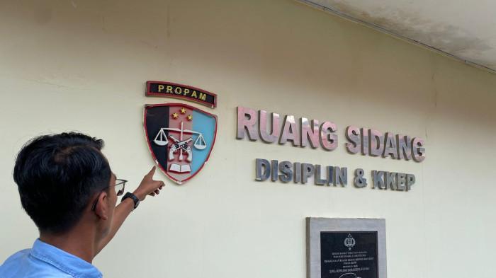 PROPAM POLDA KEPRI - Ruang sidang Propam Polda Kepri di Kecamatan Nongsa, Kota Batam, Provinsi Kepulauan Riau (Kepri). Propam Polda Kepri telah membentuk komisi etik untuk memutuskan penanganan perkara pemerasan pengusaha di Batam yang melibatkan seorang oknum polisi berpangkat Iptu.