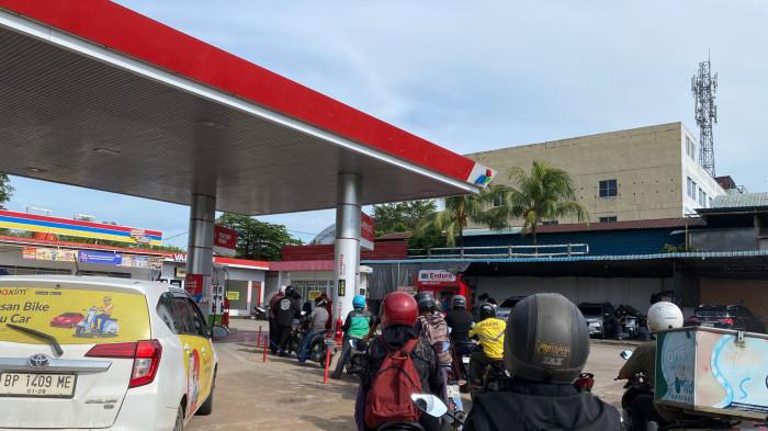 PERTAMAX KOSONG - Imbas Pertamax kosong di SPBU Batam, pengendara antre isi BBM Pertalite di SPBU Jalan Raja Isa Batam, Rabu (12/11/2025)