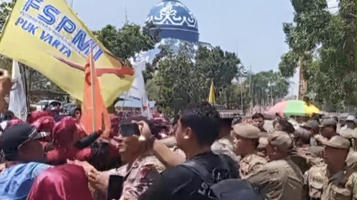 Polisi Pastikan Situasi di Depan Kantor Wali Kota Batam Kondusif Usai Insiden Buruh-Satpol