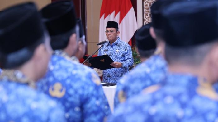 Gubernur Kepri Ansar Ahmad melantik melantik PNS dalam Jabatan Pimpinan Tinggi Pratama, Jabatan Administrator, dan Jabatan Pengawas di lingkungan Pemerintah Provinsi Kepulauan Riau di Aula Wan Seri Beni, Dompak, Kamis (19/2/2026). (Enji/DISKOMINFO KEPRI)