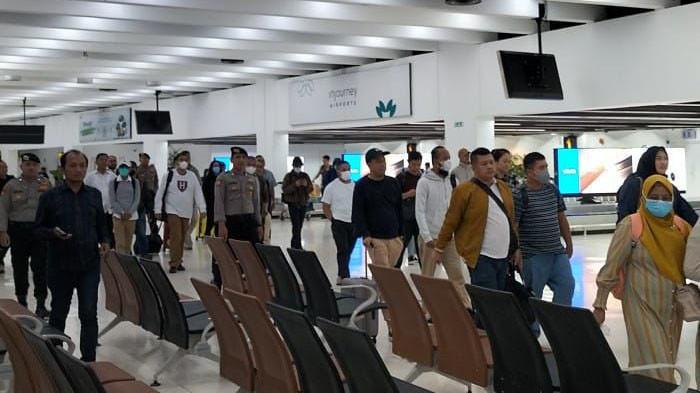 Gubernur Riau Abdul Wahid terlihat sudah sampai di bandara Soekarno Hatta